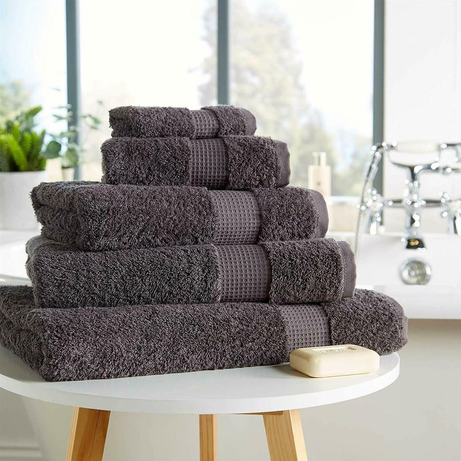https://towelogy.co.uk/cdn/shop/products/bath-towel-700gsm-luxe-bath-towels-thick-plush-cotton-bale-sets-grey-white-silver-towelogy-1_79018805-a28c-4ade-a651-1bd2d12e9d10_1500x.jpg?v=1613425390